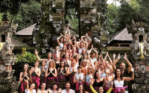 Yogalehrerklasse nach Reinigungszeremonie im Wassertempel auf Bali